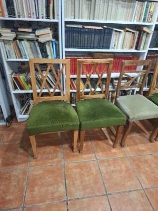 Cinco (5)sillas de madera maciza