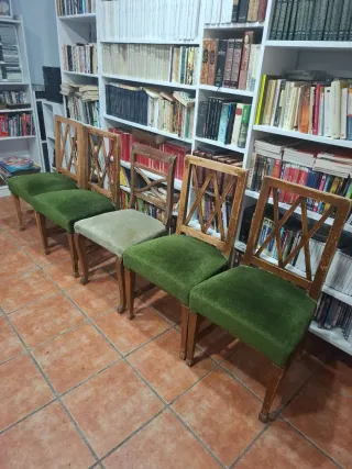 Cinco (5)sillas de madera maciza