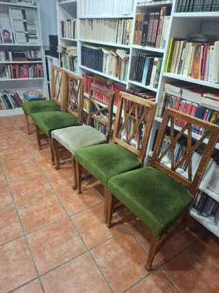 Cinco (5)sillas de madera maciza