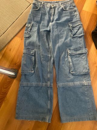 Pantalón vaquero ancho con bolsillos