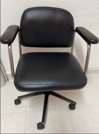 Sillón negro y plateado, muy comodo y resistente