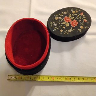 Scatola vintage ricamata floreale