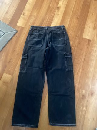 Pantalón vaquero negro con pespunte