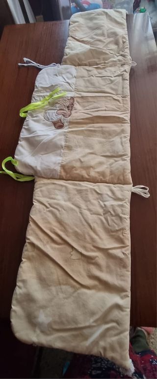 Cuna de madera con colchón y sábanas