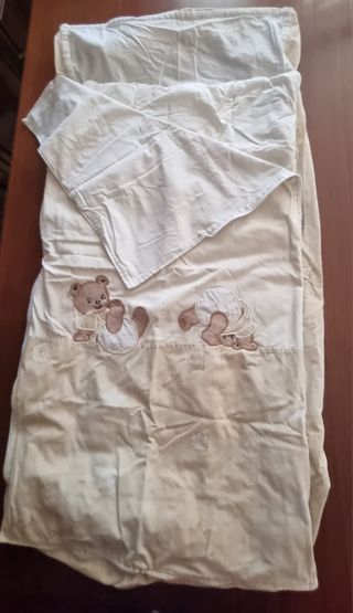 Cuna de madera con colchón y sábanas