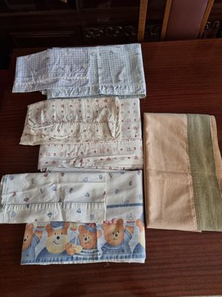 Cuna de madera con colchón y sábanas