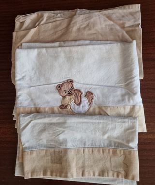 Cuna de madera con colchón y sábanas