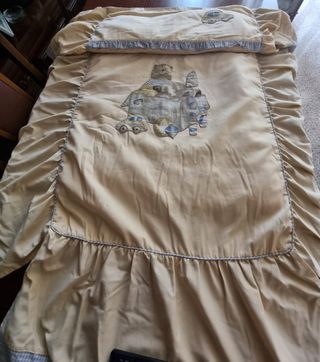 Cuna de madera con colchón y sábanas