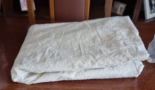 Cuna de madera con colchón y sábanas