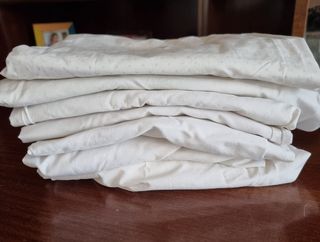 Cuna de madera con colchón y sábanas