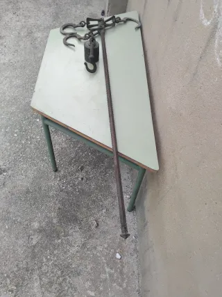 Báscula romana antigua de metal