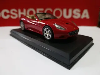 Modellino di Ferrari California in scala 1/43