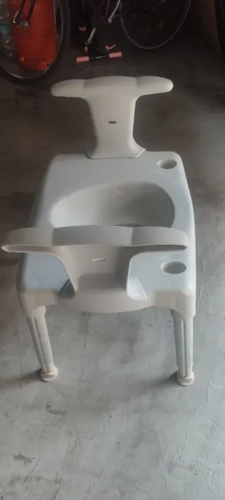 Asiento elevador para váter con reposabrazos