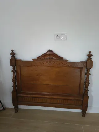 Cabecero antiguo de madera tallada Cama de 90
