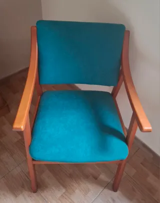 Silla de madera con tapizado