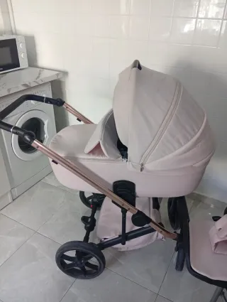 Carro de bebé rosa con flores