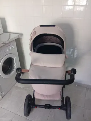 Carro de bebé rosa con flores