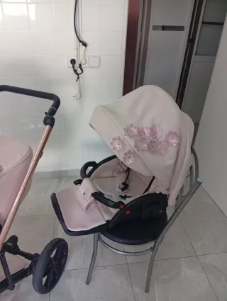 Carro de bebé rosa con flores