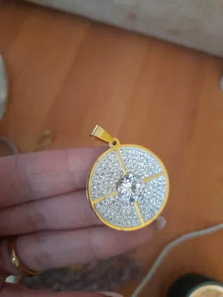 Colgante dorado con circonitas