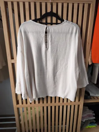 Blusa beige con encaje