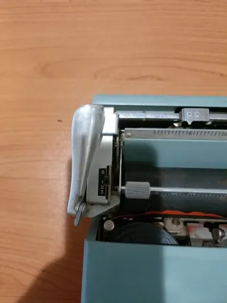 Macchina da scrivere Olivetti Lettera 32