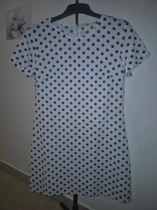 Vestido de lunares blanco y negro