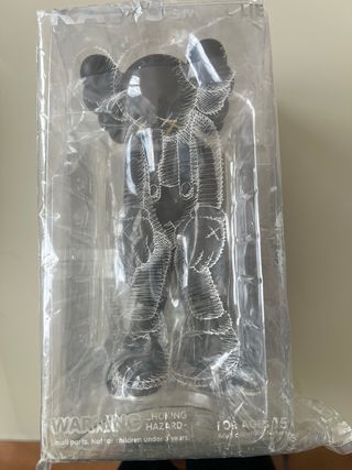 Kaws Small Lies Figura Negra