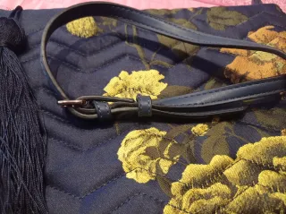 Bolso de fiesta azul marino y dorado