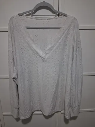 Camisa calada escote V blanco roto