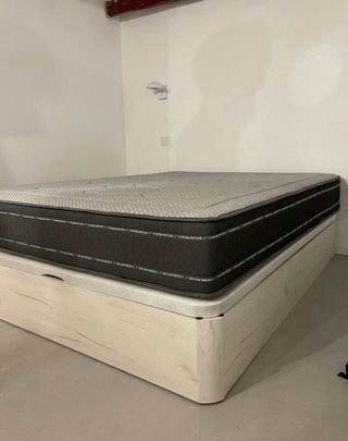 Cama canapé con cabecero blanco