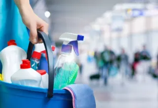 Mujer de la limpieza y cuidado del hogar