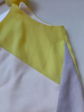 Top blanco y amarillo con volantes