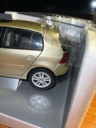 Volkswagen Golf MK V 1/18 Bburago