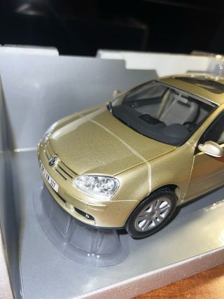 Volkswagen Golf MK V 1/18 Bburago