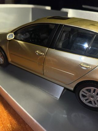 Volkswagen Golf MK V 1/18 Bburago