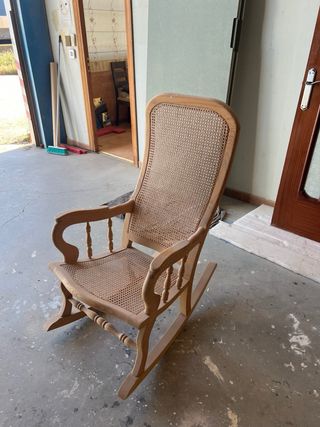Mecedora de madera y ratán