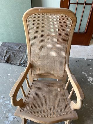 Mecedora de madera y ratán