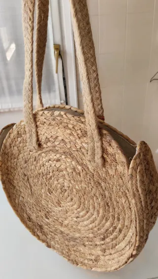Bolso de rafia redondo con pompón y flecos