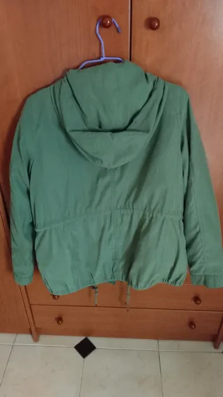 Chaqueta verde estilo parka con capucha