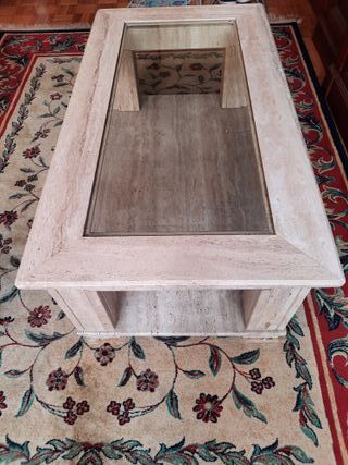 Mesa de centro de piedra y cristal