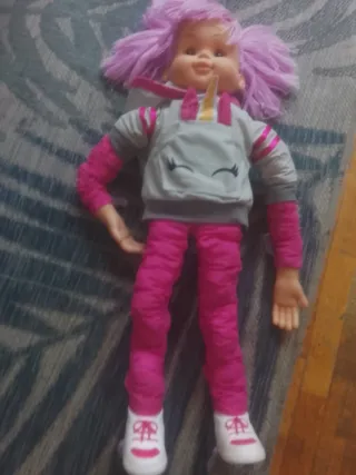 Muñeca con pelo morado y traje de unicornio