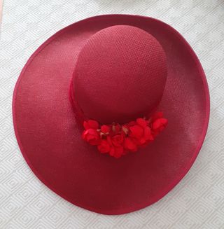 Sombrero burdeos ala ancha asimétrico