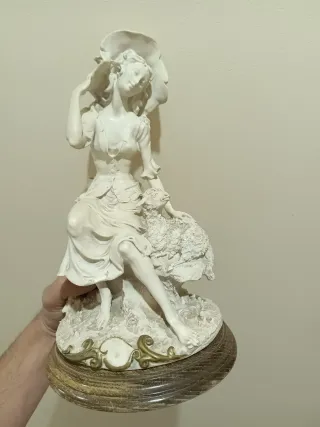 Figura Dama con Cordero