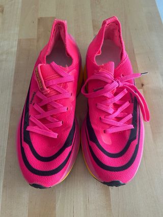 Zapatillas de correr rosas y amarillas