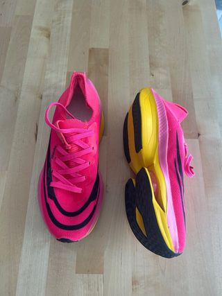 Zapatillas de correr rosas y amarillas