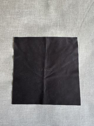 Paño/gamuza original de Guess para limpiar gafas
