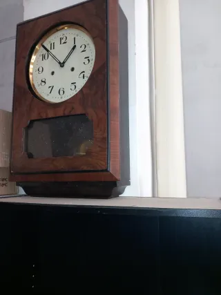 Reloj de pared antiguo de madera