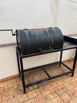 Barbacoa de hierro con parrilla ajustable