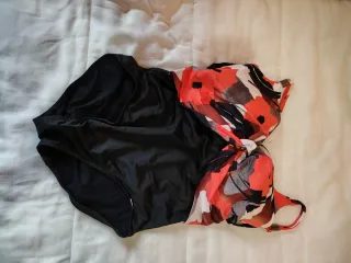 Bañador negro con estampado floral