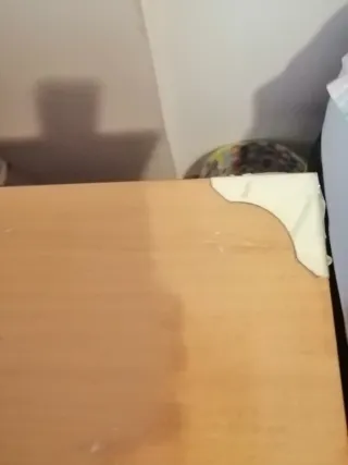 Escritorio de madera con cajones